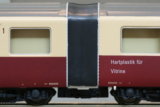 LS_17021_Übergang_Vitrine-1